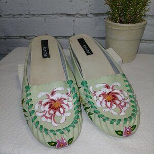 KENZIE DENSO WOMENS GREEN LEATHER FLORAL MULES, SIZE 8, LIKE NEW CONDITION
